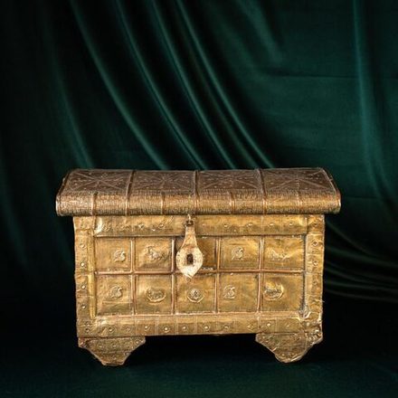 Старинный деревянный сундук с чеканными мотивами