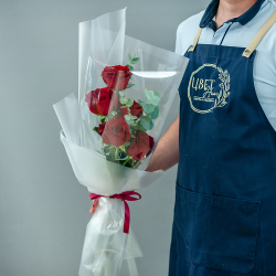 Букет из 5 роз Эквадор с эвкалиптом