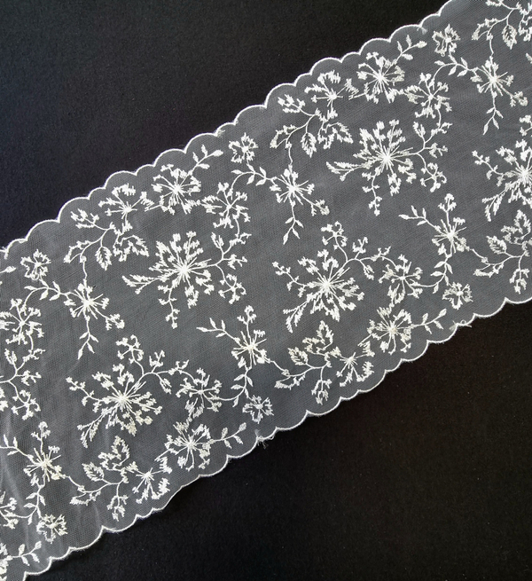 Вышивка на сетке белая К179