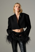Жакет укороченный с перьями на рукавах, черный