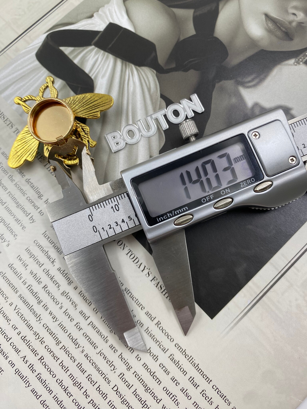 Накладка на пуговицу золотистая бронза "Жук" с зелеными стразами