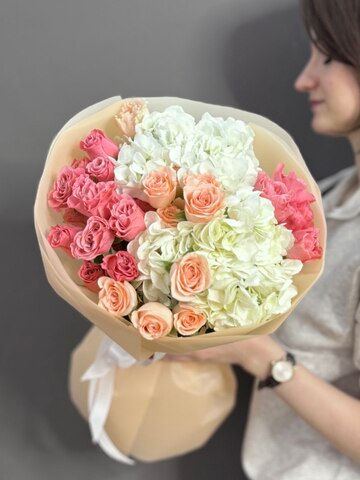 Авторский букет с белыми гортензиями