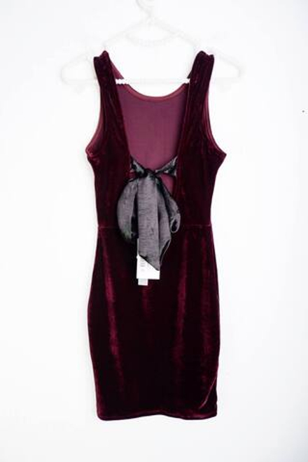 Платье Tally Weijl бархатистое, маркировка XS, визуально на 42 размер, новое