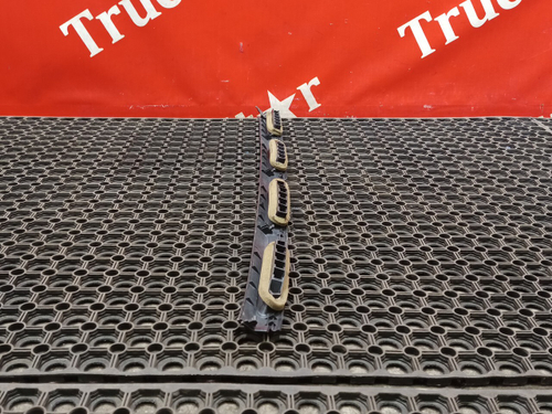 Дефлектор обдува лобового стекла левый 2019г.