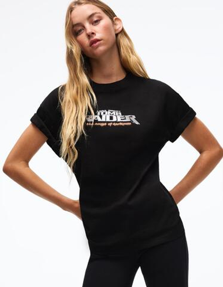 BERSHKA Футболка оверсайз с принтом Tomb Raider, черный