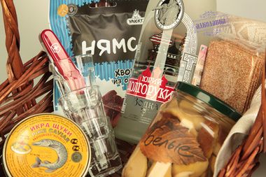 Подарочный набор. Водка Юрий Долгорукий и корзина с закусками.