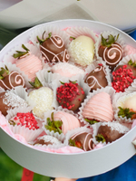 Клубника в молочном и белом шоколаде «Candy»