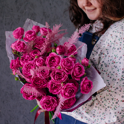 51. Классический малиновый букет с кустовыми розами