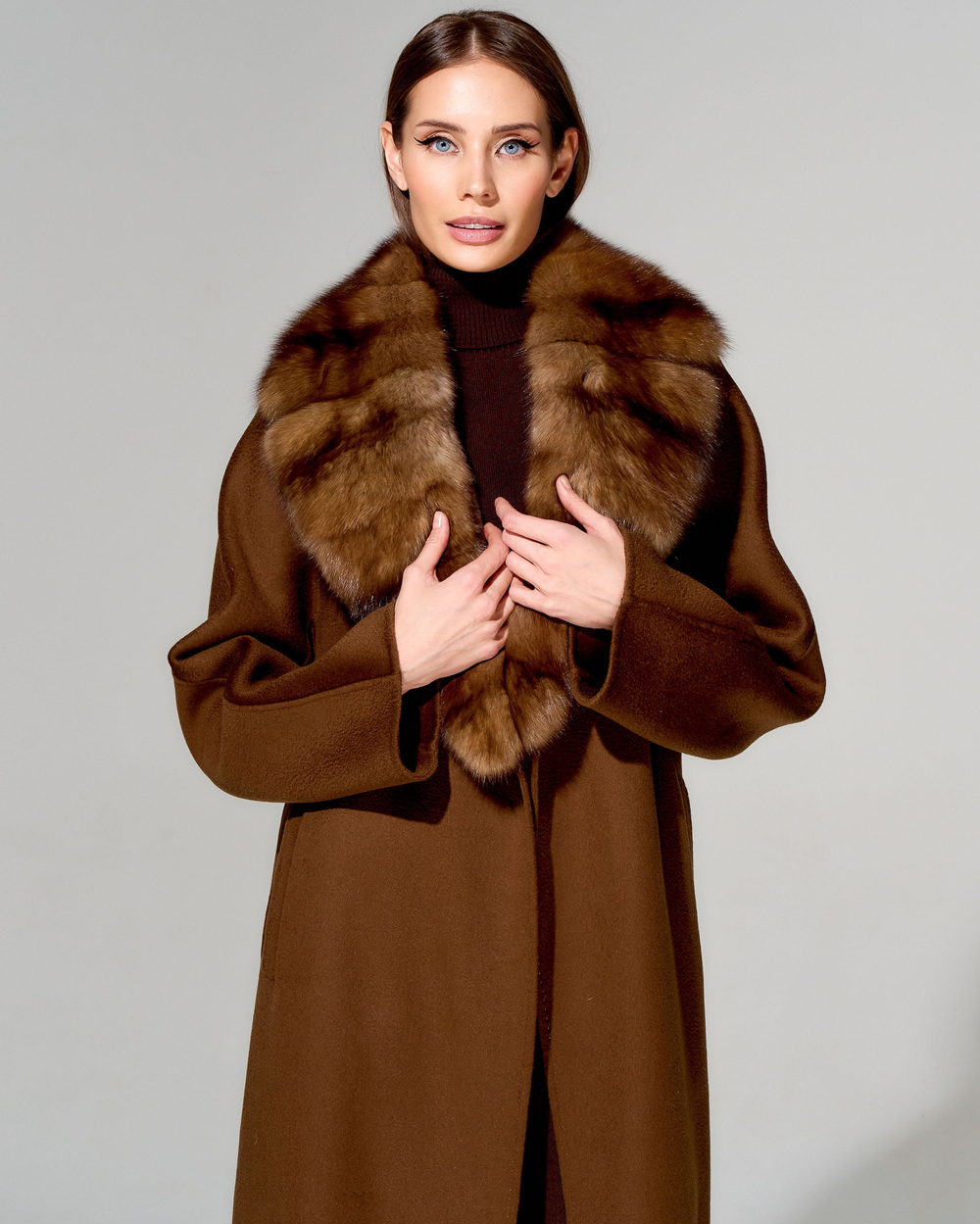 Пальто с меховой отделкой
