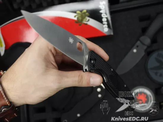 Нож складной Spyderco Resilience Lightweight 142PBK c клинком из стали 8Cr13MoV, рукоять FRN