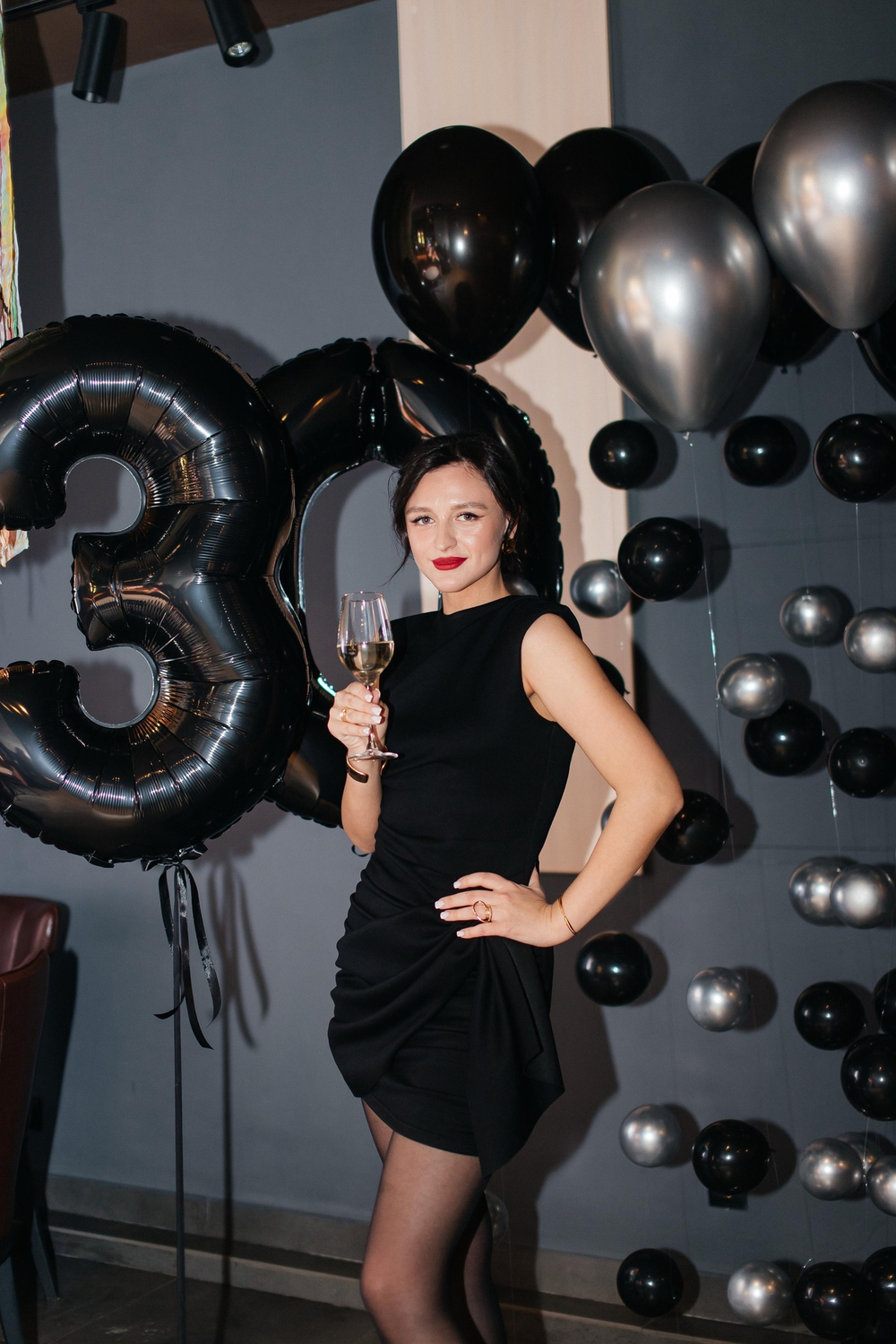 Воздушные шары на 30 лет черный/серебро, мини фотозона №2656