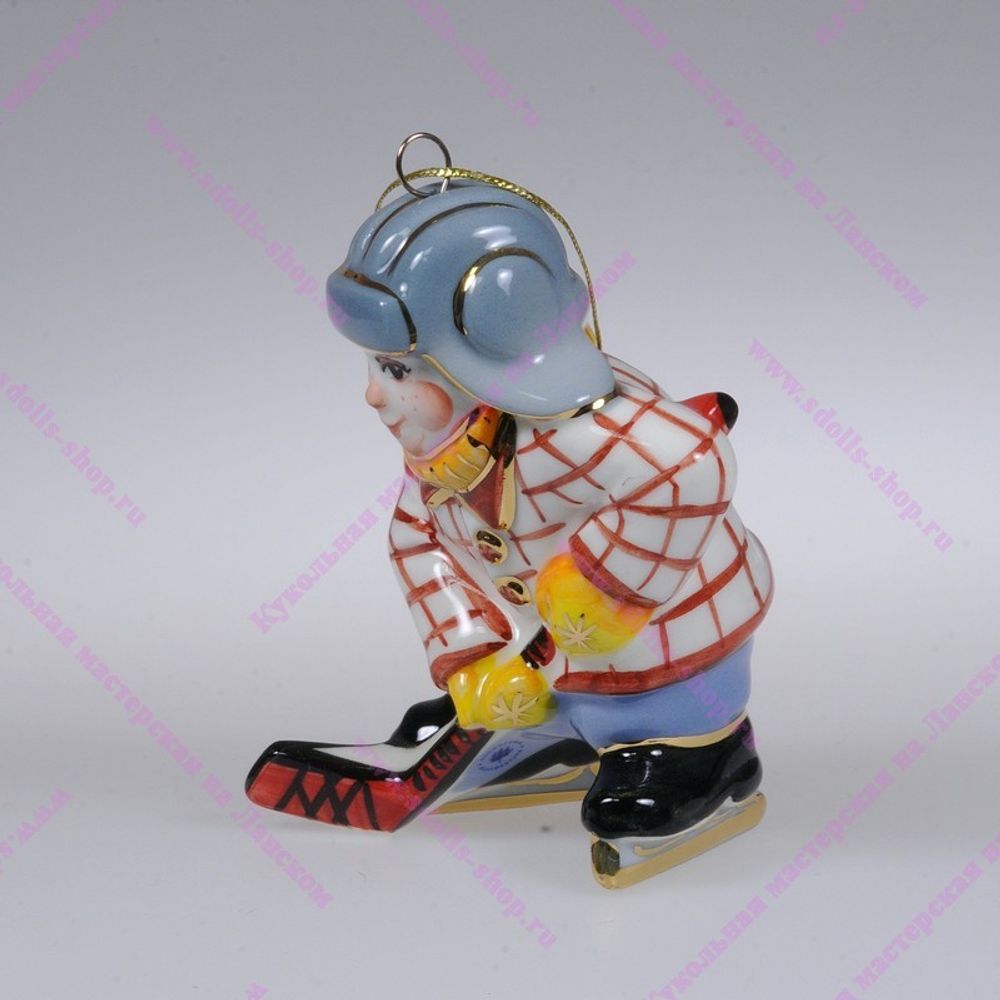 Фарфоровая ёлочная игрушка "Мальчик с клюшкой"