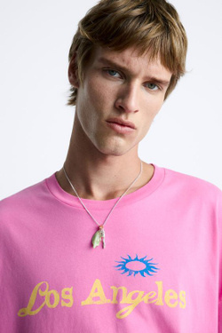 ZARA ФУТБОЛКА ИЗ ТКАНИ С ЭФФЕКТОМ ПОТЕРТОСТИ С ПРИНТОМ, НЕОНОВЫЙ РОЗОВЫЙ