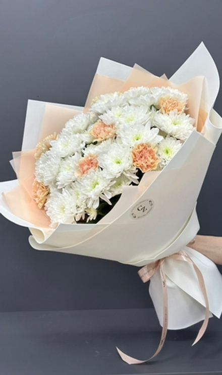 Букет из хризантем и диантусов