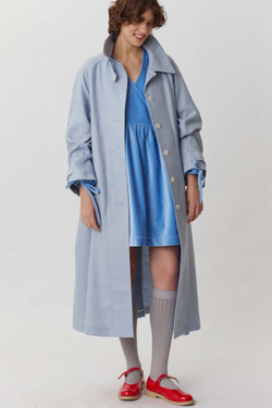 Платье на запах с широкими рукавами длины мини из голубого бархата