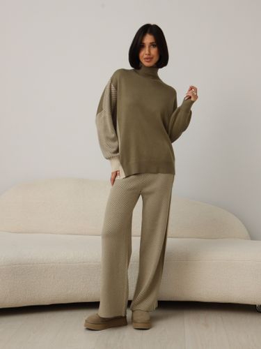 Костюм из кашемира цвета хаки