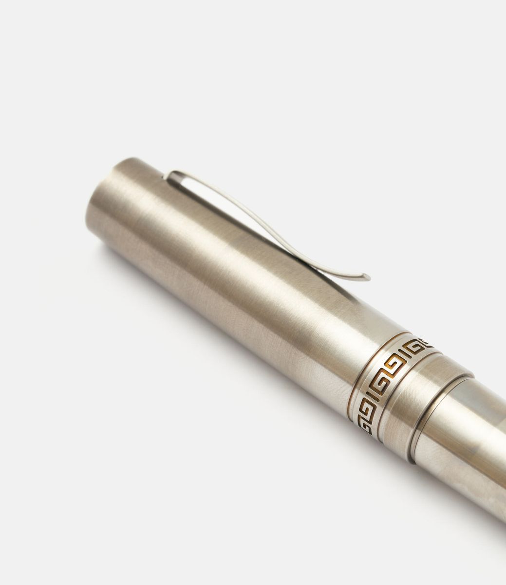 Ensso Italia Titanium Fountain Pen — перьевая ручка из титана