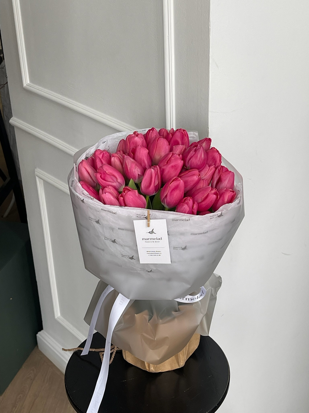 Букет из 35 ярко-розовых тюльпанов