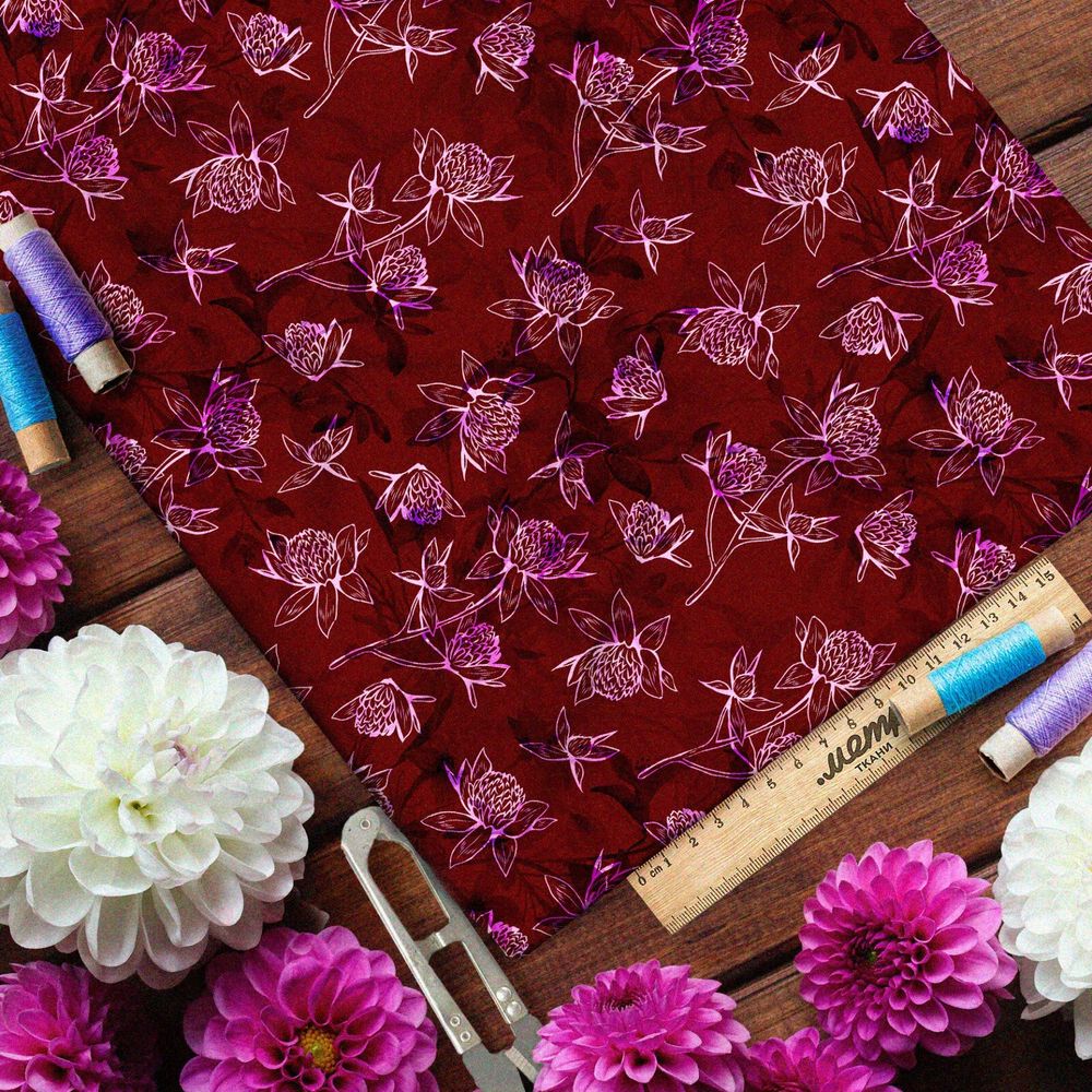 Ткань шелк Армани эскиз белого клевера на бордовом фоне