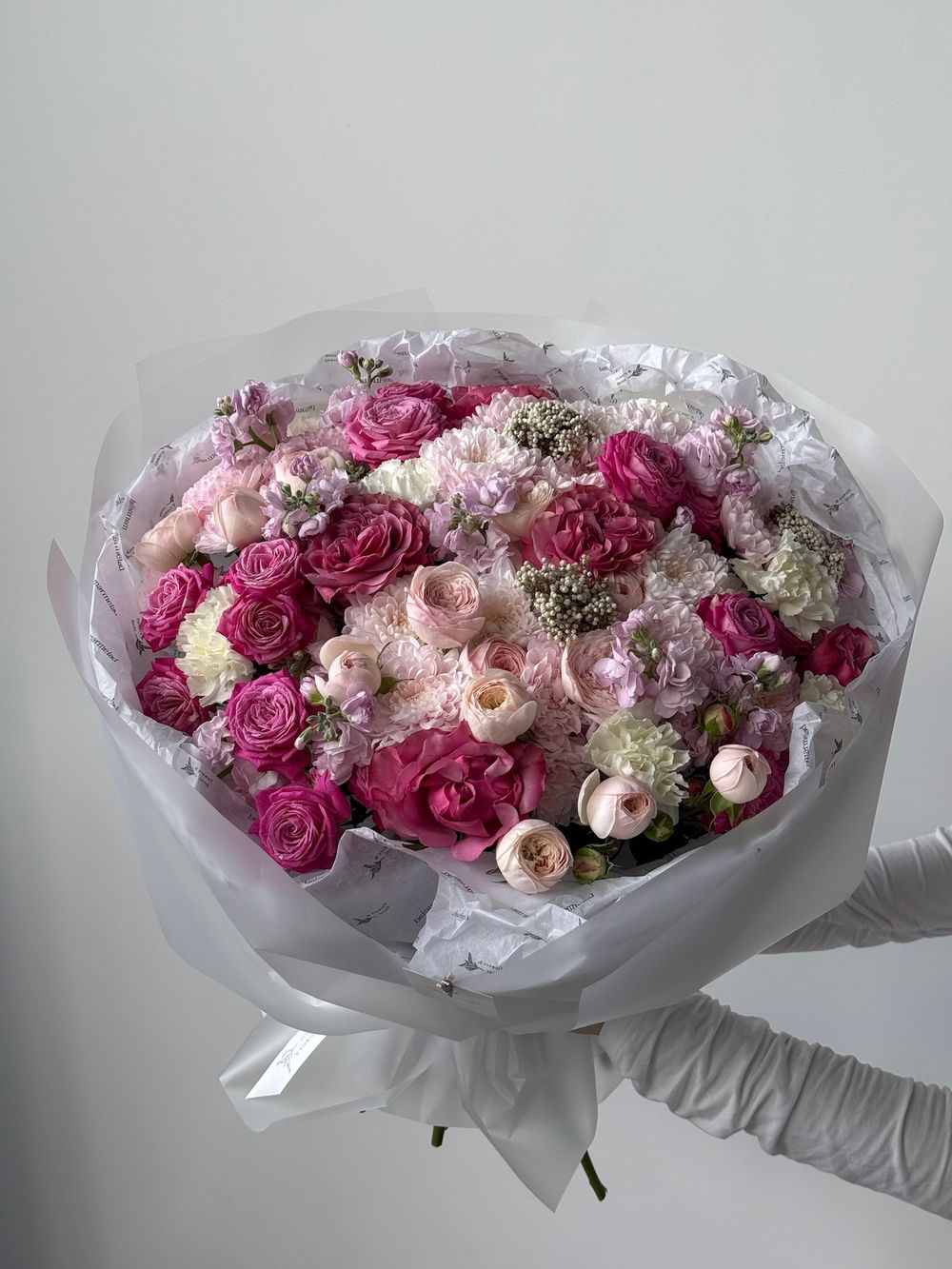 Гранд букет из кустовых пионовидных роз, маттиолы, ранункулюсов, нарциссов и диантусов