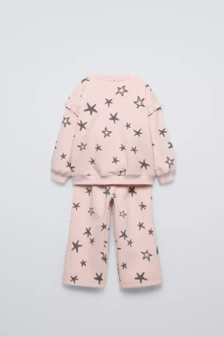 ZARA КОМПЛЕКТ ИЗ ТОЛСТОВКИ И БРЮК С ПРИНТОМ, ПАСТЕЛЬНО-РОЗОВЫЙ