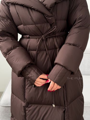 Удлиненный пуховик шоколадного цвета с объемным капюшоном