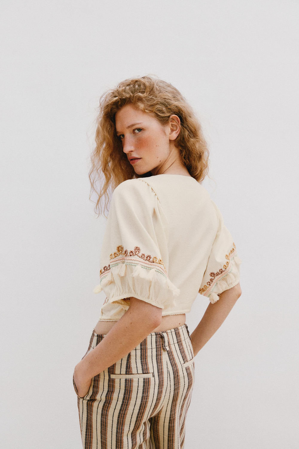 ZARA БЛУЗА С ВЫШИВКОЙ И БАХРОМОЙ, ЭКРЮ
