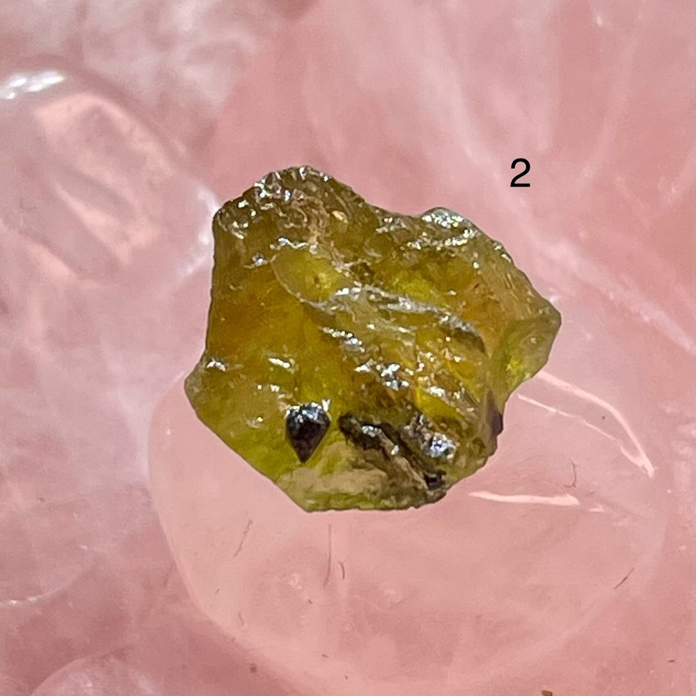 45789 Турмалин зеленый необработанный Бусина 8-12мм