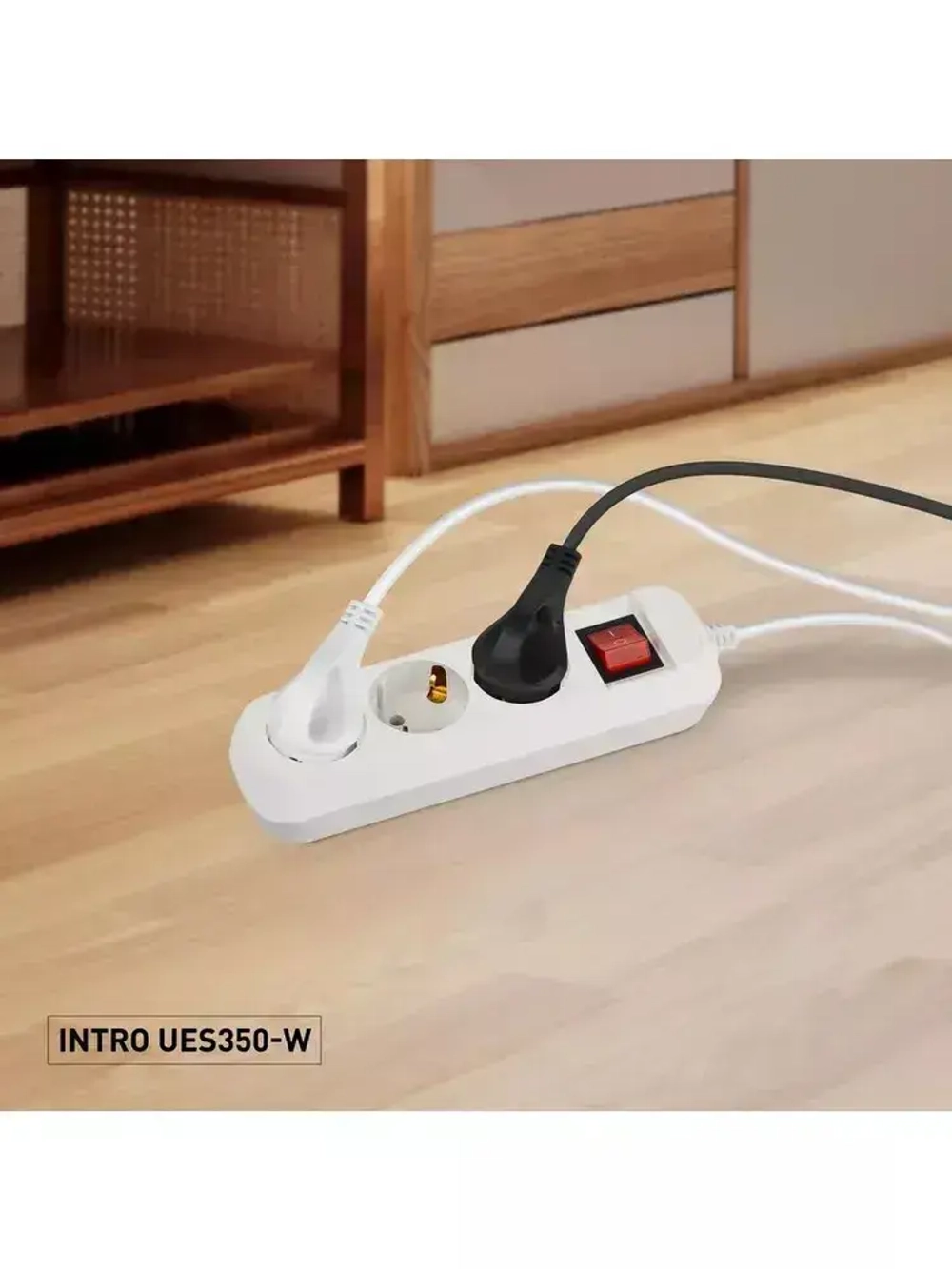 Удлинитель сетевой бытовой Intro UES350-W с заземлением и выключателем 3 розетки 5 м, 10А, ПВС 3х0,75мм2