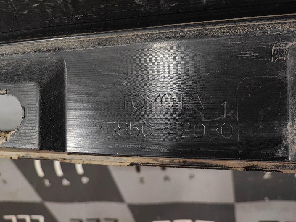 Накладка порога правого Toyota RAV4 V (XA50) 18-нв Б/У Оригинал 7585042031