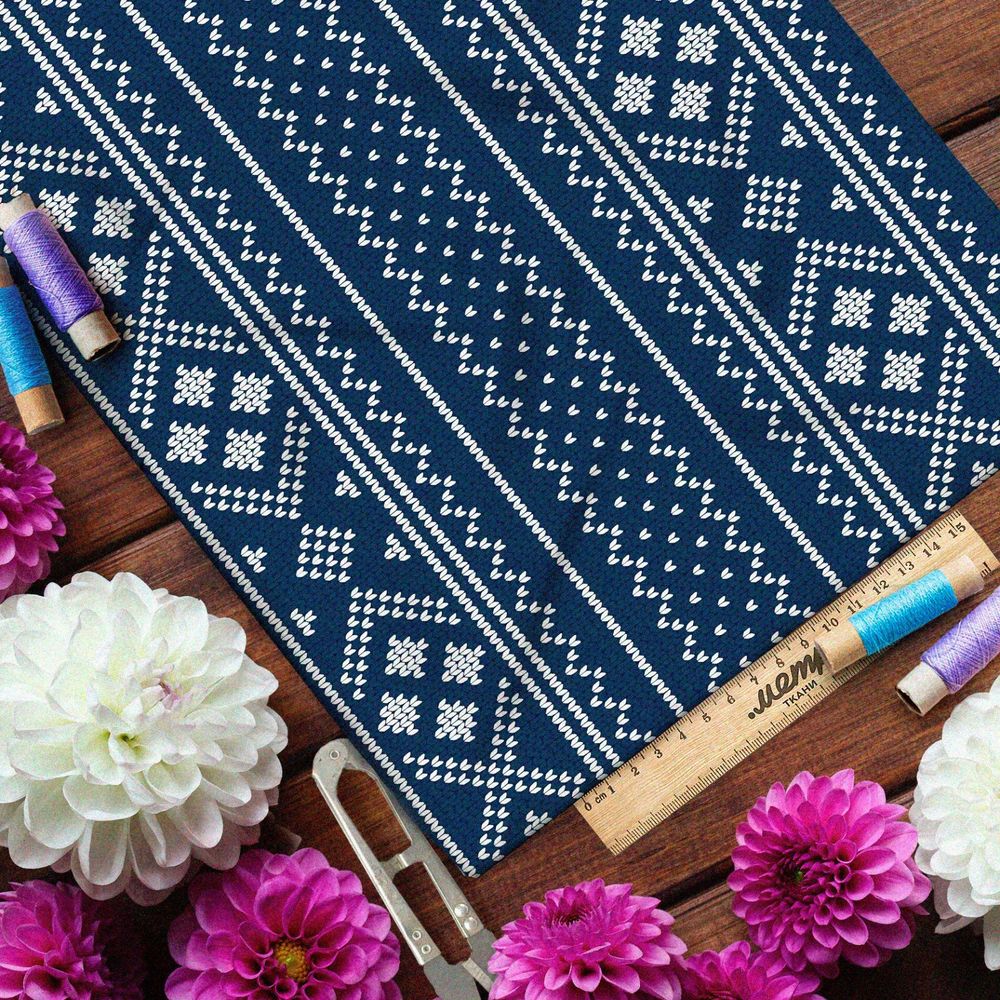 Ткань флис белая полосатая вышивка на синем свитере