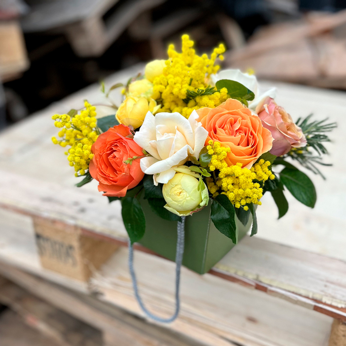 🌸☀️ композиция Весенний водоворот — садовые и ароматные розы + душистая пушистая мимоза — в коробке — 8 марта у Феи