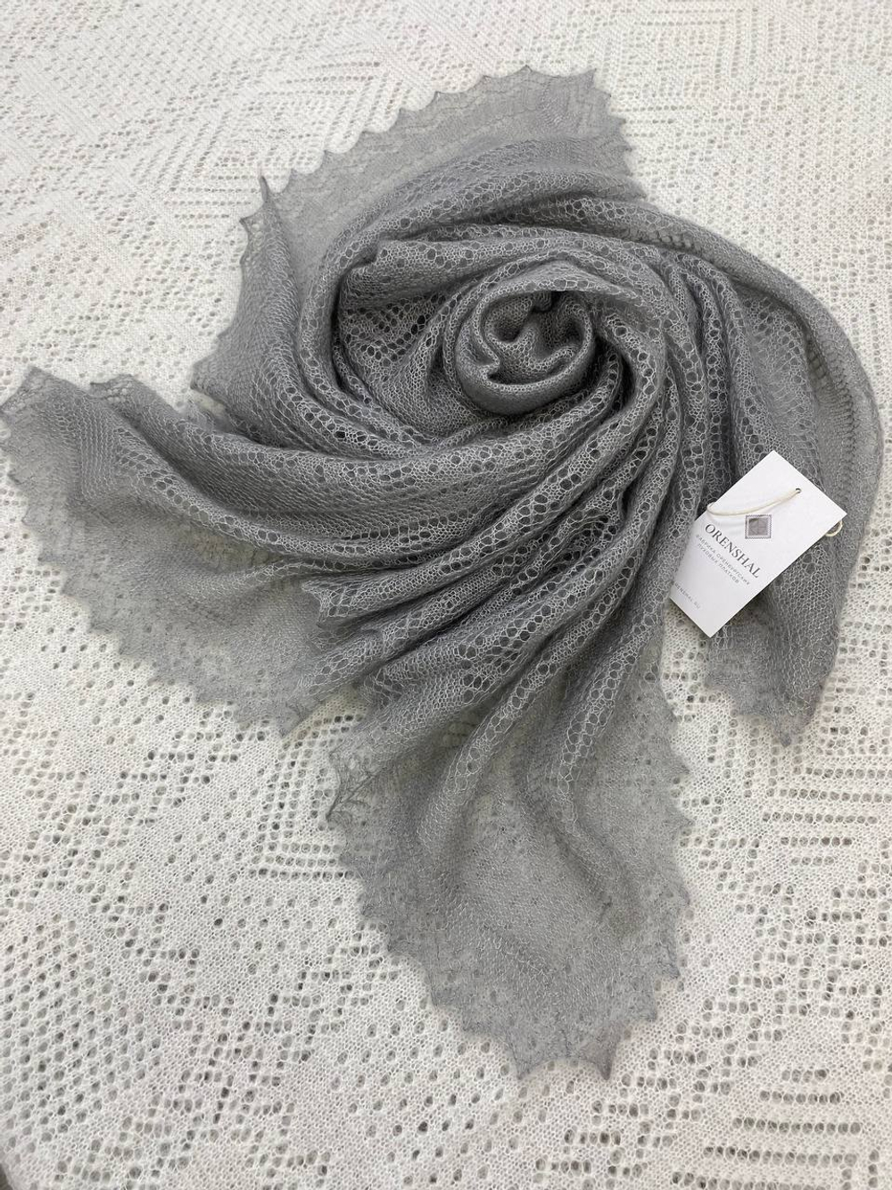 Оренбургский пуховый платок с шелком П1-100-03 серый