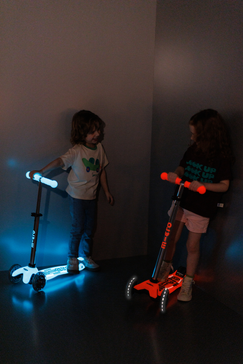 Самокат Maxi Micro Deluxe Glow Plus (светящийся) LED красное сияние