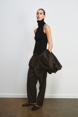 ZARA ТОП С ВЫСОКИМ ВОРОТНИКОМ БЕЗ РУКАВОВ, ЧЕРНЫЙ