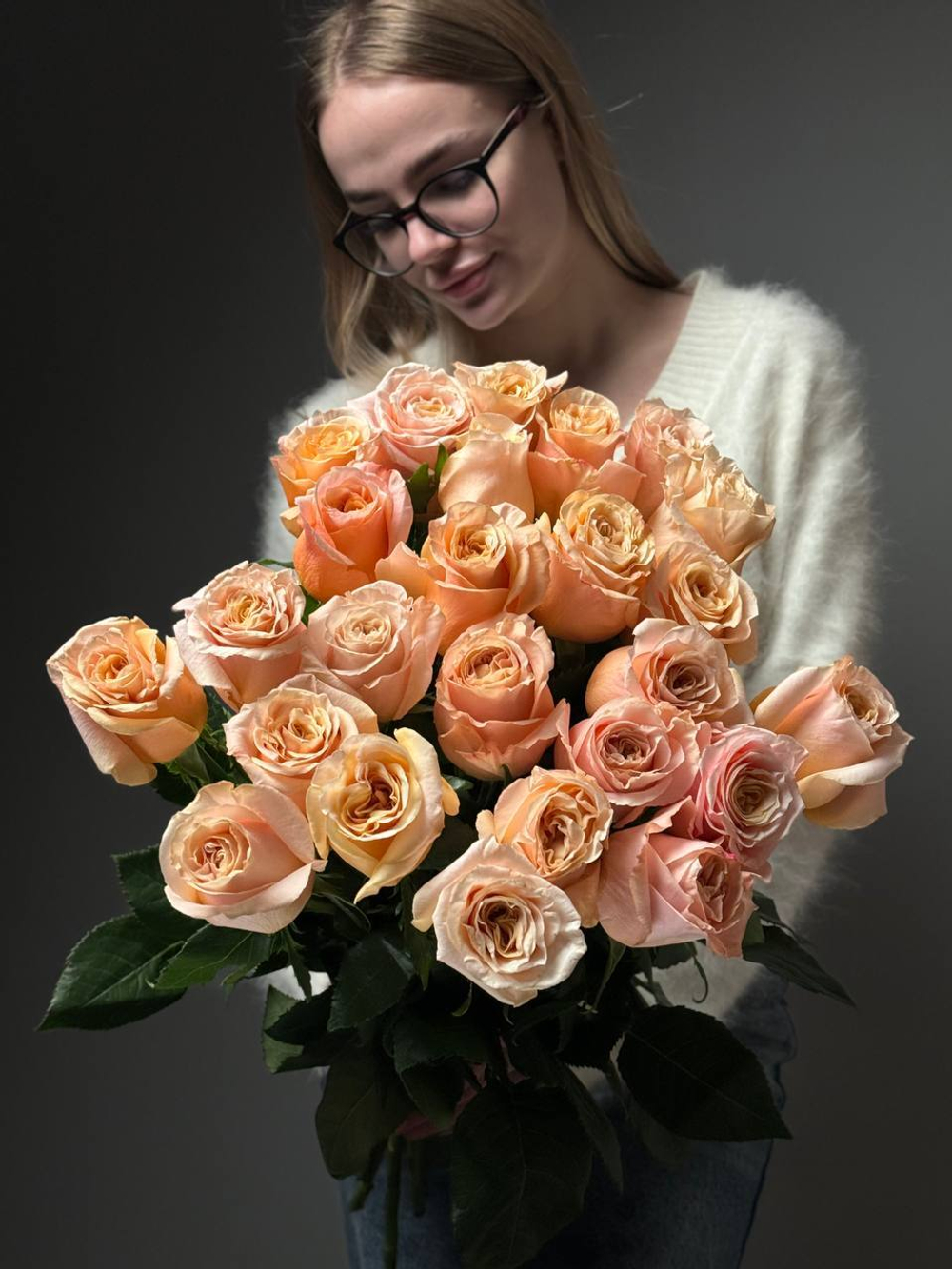 25 персиковых роз