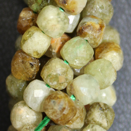 Гранат зеленый куб юв 4мм