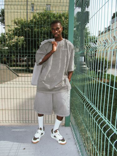 Серая оверсайз футболка с логотипом