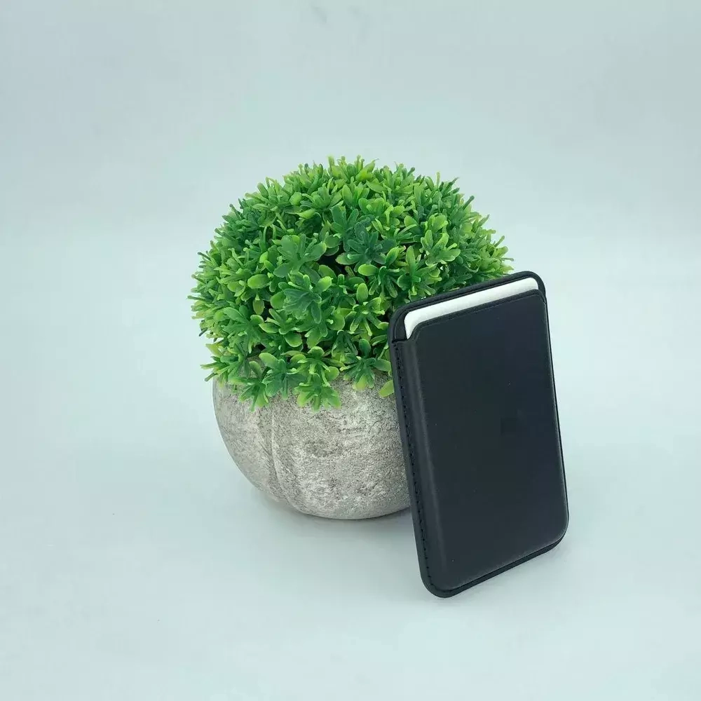 iPhone Leather Wallet MagSafe с лого