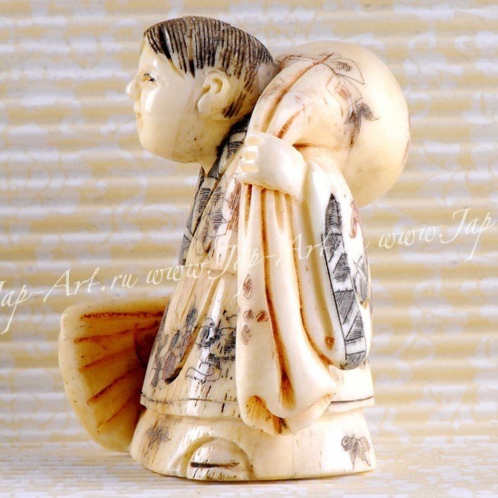 Нэцкэ Человек с веером и мешком