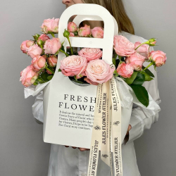 «Карамельный сироп» кустовые пионовидные розы в сумке