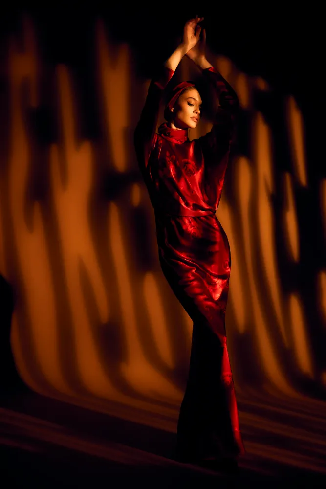 Анита макси (Anita maxi), платье макси из бордового атласа с цветочным принтом