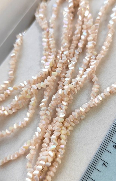 ХТР3-п Стекло граненое треугольник 3*2мм, персиковый АВ, нить 30см