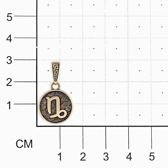 Изображение подвески Дева из бронзы на размерной сетке в масштабе.