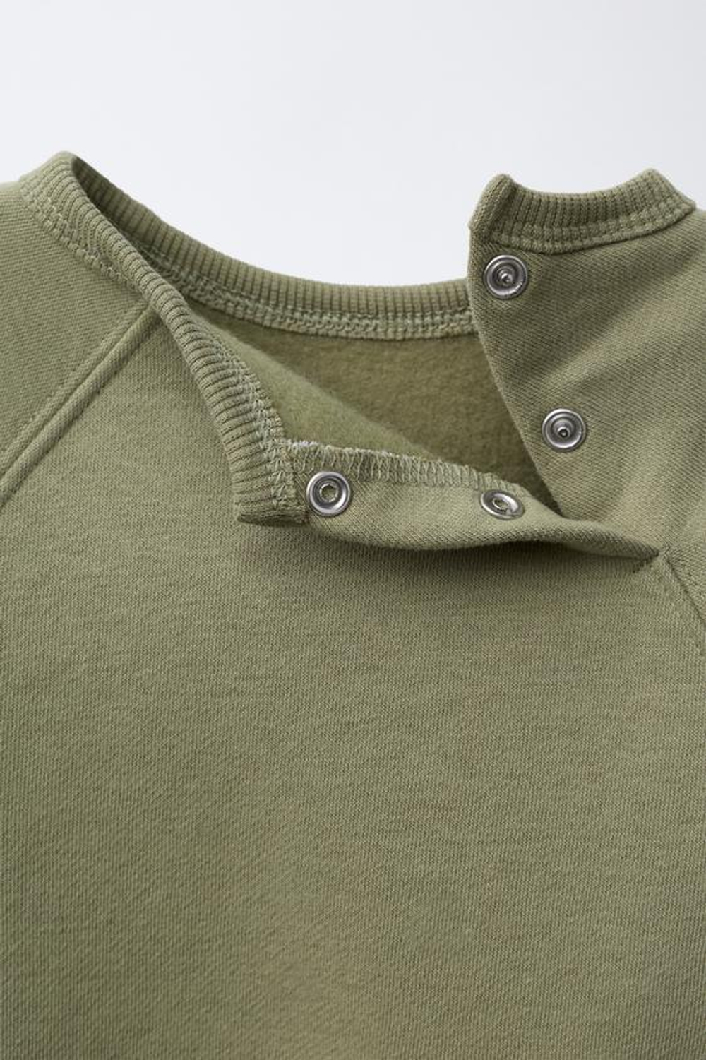 ZARA КОМПЛЕКТ ИЗ ТОЛСТОВКИ И ДЖОГГЕРОВ С ПРИНТОМ, ХАКИ