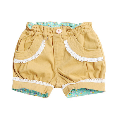 Шорты с ажурной отделкой и цветочной аппликацией на кармане