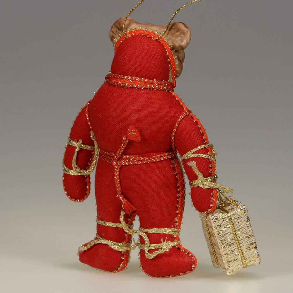 Ёлочная игрушка Медвежонок двухцветный с подарком