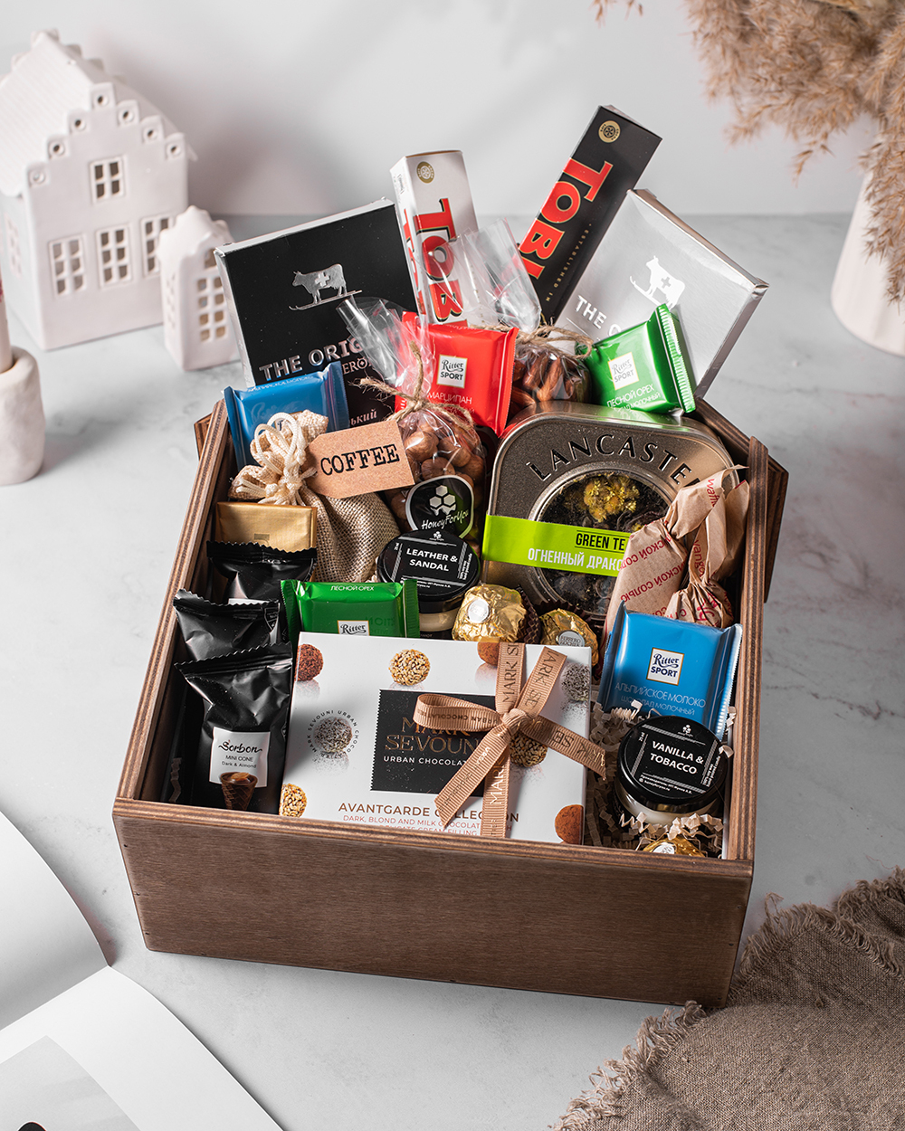 Подарочный набор сладостей в деревянном ящике в форме "домика"