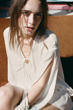 ZARA ПОЛУПРОЗРАЧНЫЙ ТОП ИЗ СТРУЯЩЕЙСЯ ТКАНИ, ЖЕЛТОВАТО-БЕЛЫЙ