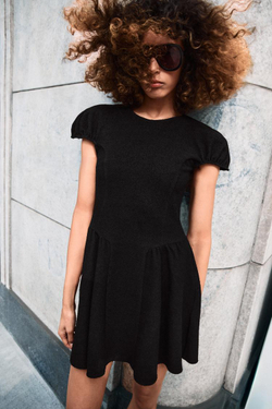 ZARA ПЛАТЬЕ ИЗ БУКЛЕ С ОБЪЕМНЫМИ РУКАВАМИ, ЧЕРНЫЙ